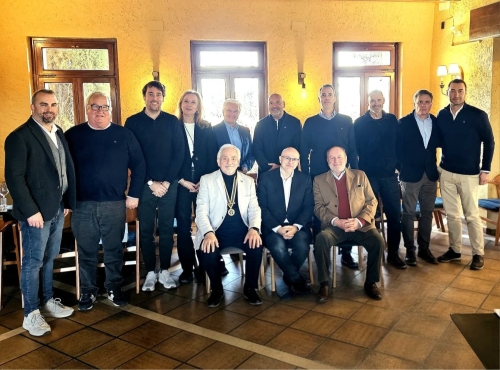 Xerrada del Dr. Nasarre, 1er Director de la Càtedra UNESCO d'habitatge URV. Si és un Dret bàsic per qué el Govern no finança habitatge per tothom? el Dr diu "una propietat de l'habitatge distribuida en mans de les famílies és una bona via de treball"☝️