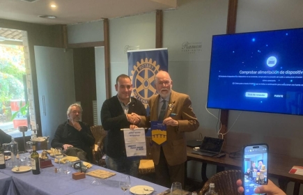 Intercambio de banderines con el presidente Jordi Puig