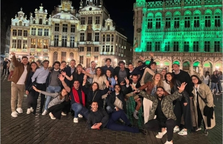 Participantes del Rotary4Europe en la Grand Place, Bruselas, Bélgica