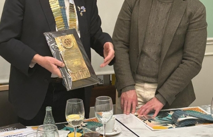 Intercambio de banderines con el presidente Gerard Ribot