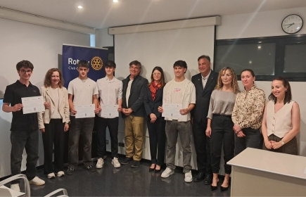 Els 4 finalistes juntament amb els membres del jurat i representants del RC de Lleida.
