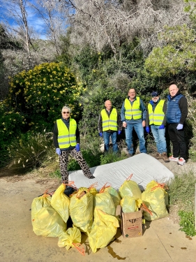 El Rotary Club de Castelldefels recoge más de 115 kg de residuos en el Parc Natural del Garraf.